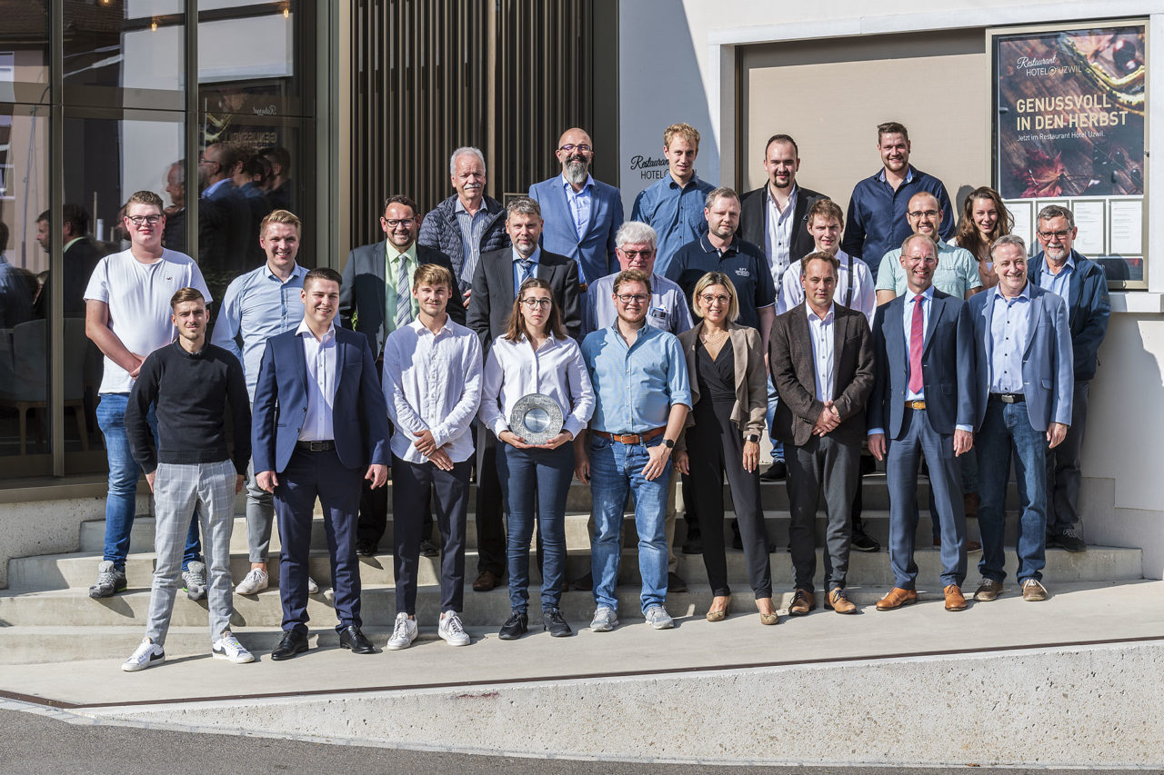 After ten intensive months of training, 12 experts, 11 men and 1 woman, in compound feed technology have been awarded the Diploma of the renowned Swiss Institute of Feed Technology (SFT). Participants from Switzerland, Germany and Austria took part in the 38th edition of the specialization course. For the first time in the 40-year history of the Diploma course, the best performance was achieved by a woman, Rahel Lehmann from Switzerland.