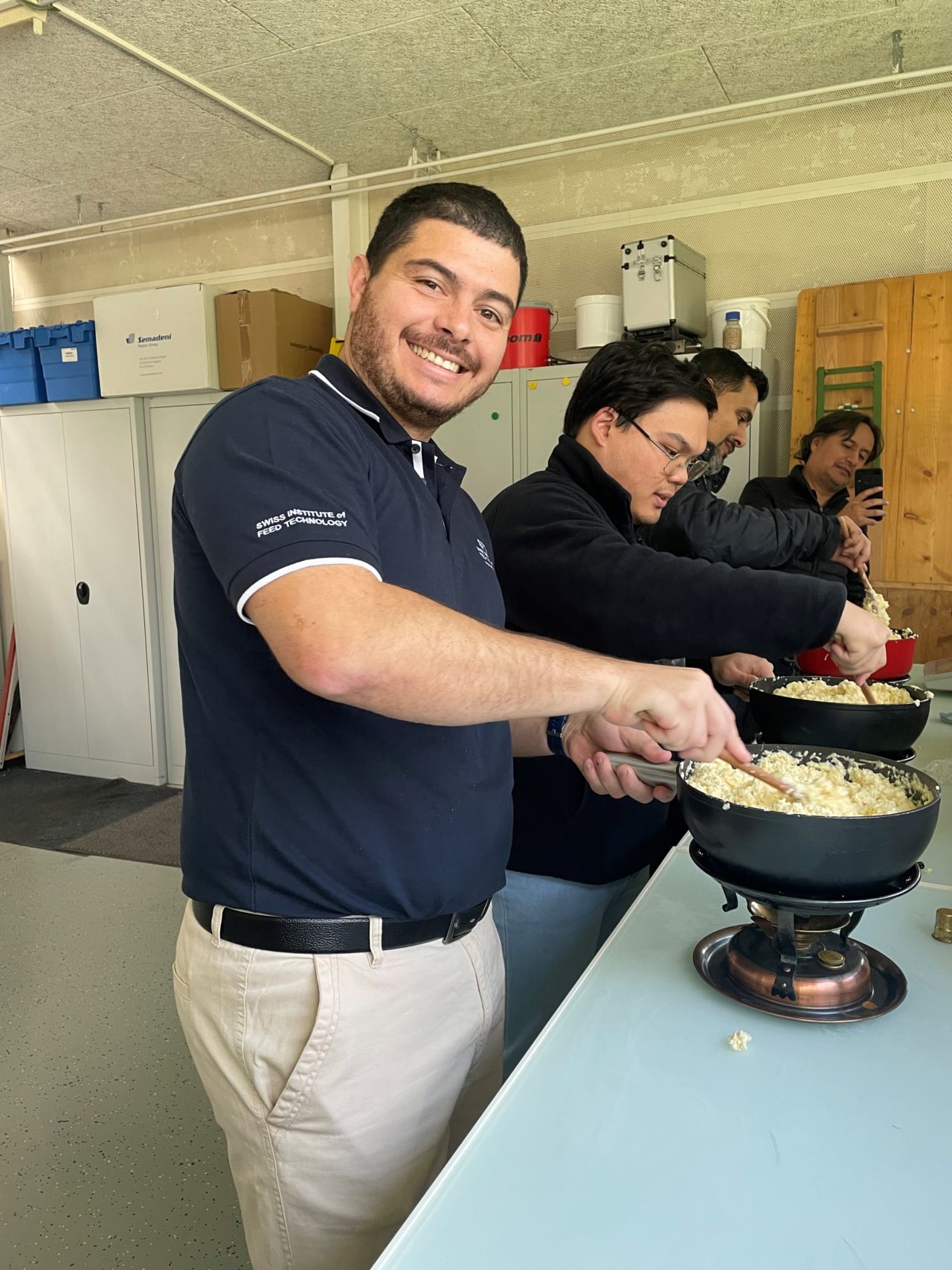 They made it, the first half of the diploma course ended on End of March with a typical Swiss cheese fondue. The course participants were allowed to swing the cooking spoon and review the exertions of the last 4 weeks.
